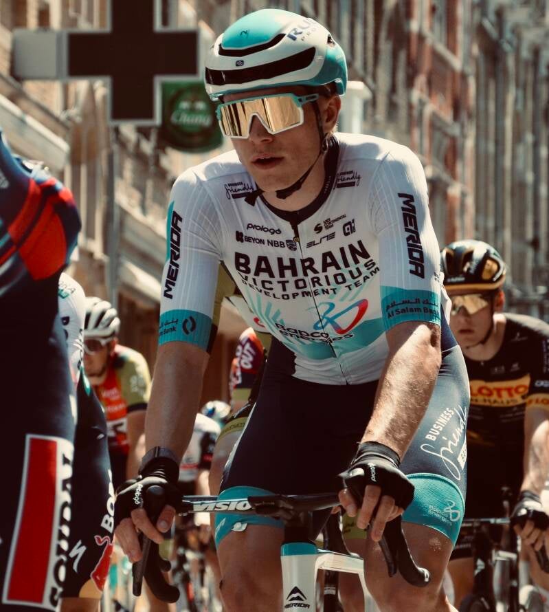 Renner in het peloton door een dorpskern