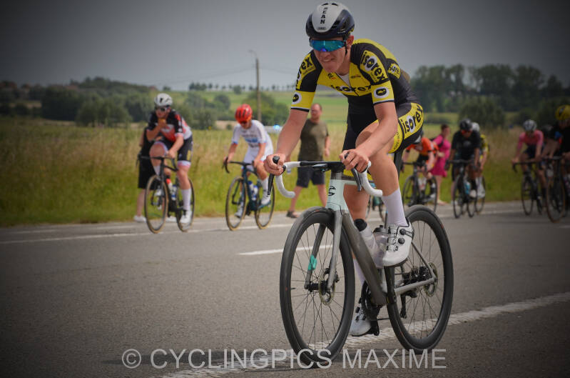 Renner leidt het peloton op een landweg