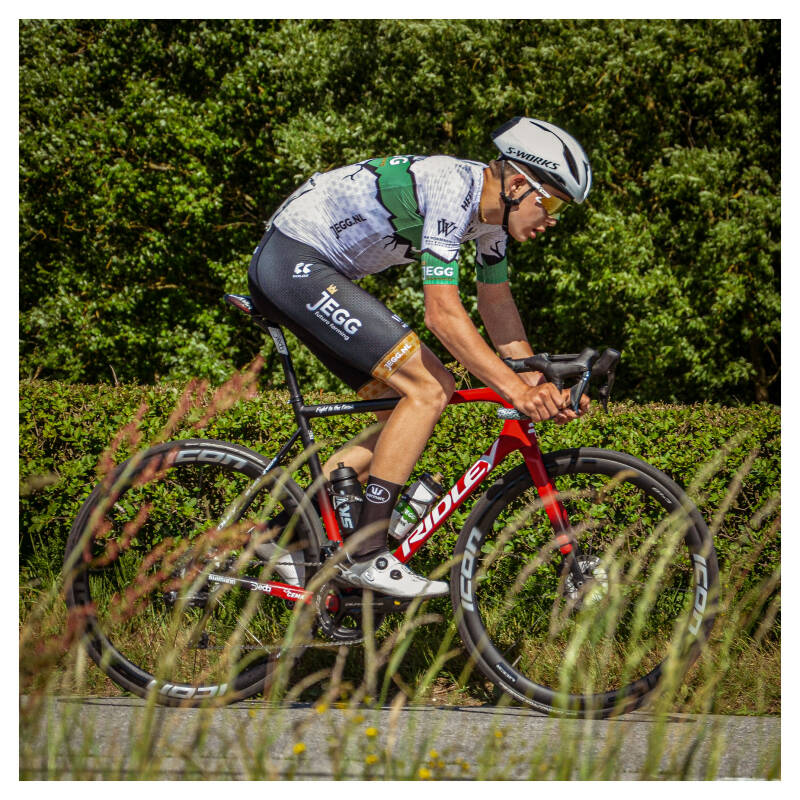 Renner solo langs een haag