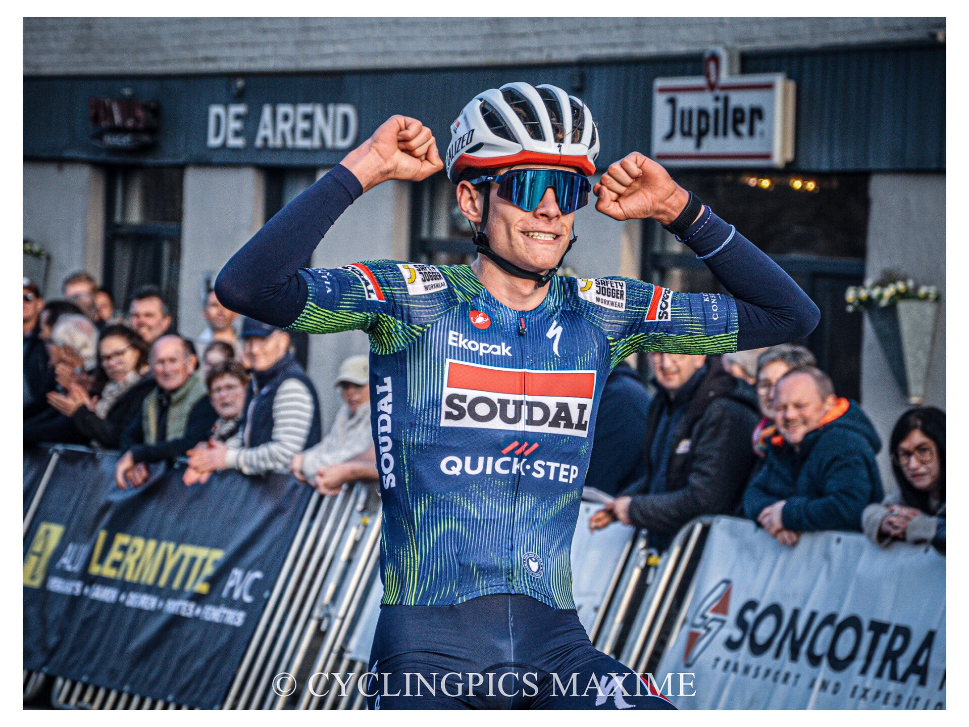 Renner viert de overwinning na de finish