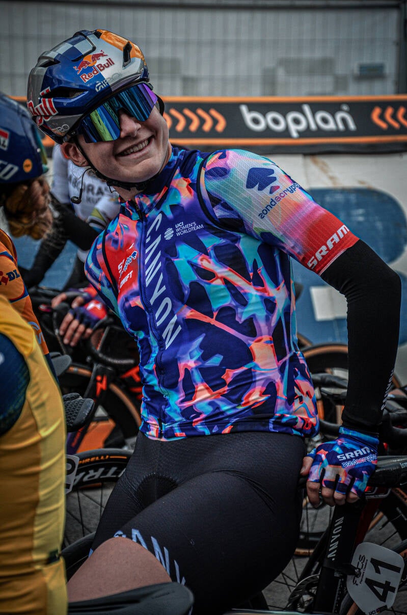 Lachende wielrenster aan de start