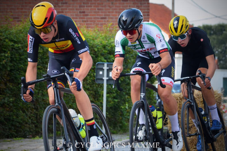 Junioren in de sprint tijdens een jeugdkoers